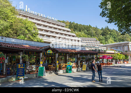 Hotel Jama und touristischen Souvenirläden am Höhleneingang, Postojna, Slowenien Stockfoto