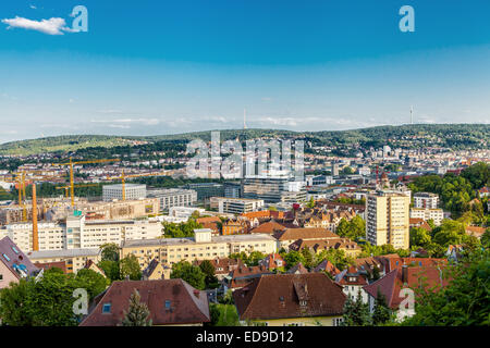 Blick von der malerischen Dachterrasse von Stuttgart zeigen moderne Hochhäuser unter traditionelle historische Architektur mit Blick auf die umliegenden Hügel an einem sonnigen Tag Stockfoto