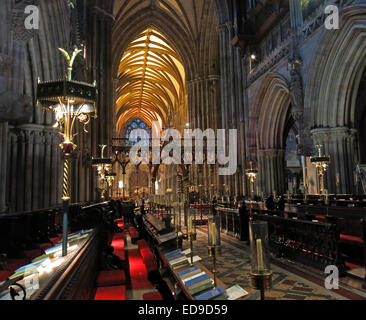 In der Abenddämmerung im Inneren der Lichfield Cathedral, Staffordshire, England, Großbritannien Stockfoto