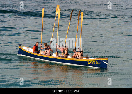 Triumphale Ruderer eine Cornish pilot Gig nach dem Gewinn ihrer Rasse, Newquay Stockfoto