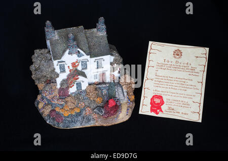 Lilliput Lane Figur oder Miniatur des Rydal Gebäudeansicht mit einer Kopie der Taten auf schwarzem Hintergrund isoliert Stockfoto