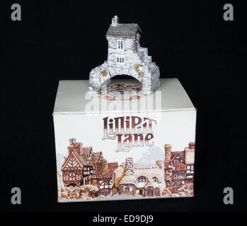 Lilliput Lane Figur oder Miniatur Gebäude der Bridge House, Ambleside mit original-Box, auf schwarzem Hintergrund isoliert Stockfoto