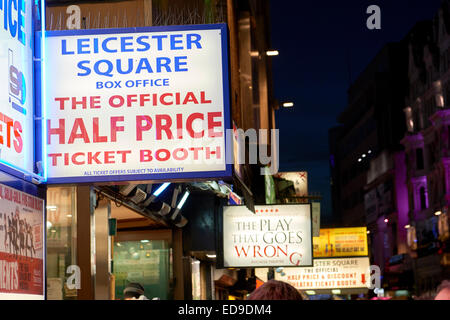 LONDON, UK - 02. Januar: Detail des halben Preis Theater Ticket Stände Neon Banner am Leicester Square. 2. Januar 2015 in London Stockfoto