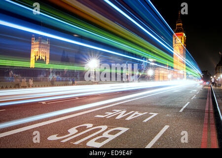 Ein London-Bus schafft Wege des Lichts über das Gesicht von den Houses of Parliament. Stockfoto