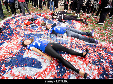 New Orleans, Louisiana, USA. 2. Januar 2015. Schnee-Engel in das Konfetti nach NCAA Football Spiel Action zwischen den Ohio State Buckeyes und der Alabama Crimson Tide im Mercedes-Benz Superdome in New Orleans, Louisiana. Ohio State besiegt Alabama 42-35. © Csm/Alamy Live-Nachrichten Stockfoto