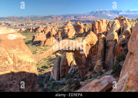 Eine ungewöhnliche Rückansicht des legendären Landscape Arch in des Teufels Garten Teil der Felsen flossen im Arches National Park in Moab-Utah Stockfoto