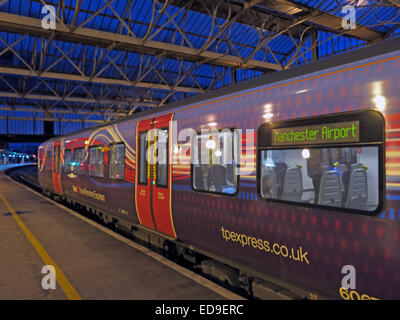 Erster TransPennine Express-Zug zum Flughafen Manchester in der Abenddämmerung am Bahnhof Carlisle - Siemens Desiro Class 185 DHMU Stockfoto