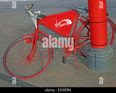 Willkommen im Bahnhof Warrington Bank Quay, Cheshire, England UK rotes Fahrrad Stockfoto