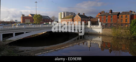 Brücke Fuß Warrington & Fluss Mersey Panorama Reflexion Cheshire England UK Stockfoto