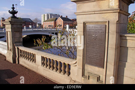 Burma Star Association Warrington Zweig Bronze Platte bei Bridgefoot Kenotaph, Cheshire, England, UK Stockfoto