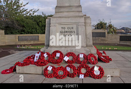 Gedenktag & Mohn Warrington Kenotaph Nov 2014, Bridgefoot, Wilderspool Causeway, Cheshire, England, UK (Streumunition) Stockfoto