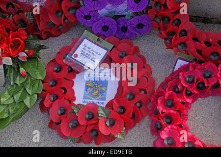 Gedenktag & Mohn Kränze Warrington Kenotaph Nov 2014, Bridgefoot, Wilderspool Causeway, Cheshire, England, UK Stockfoto