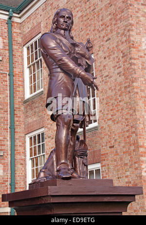 Oliver Cromwell Statue, steht inmitten der Warrington Akademie (Guardian) in Warrington, Cheshire, England, UK Stockfoto