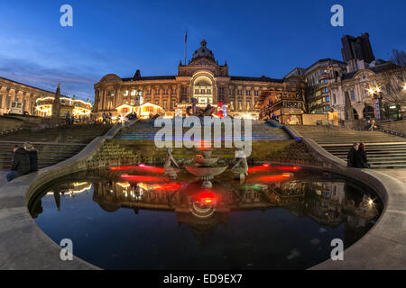 Birmingham Council House spiegelt sich in der Floozy in den Jacuzzi-Brunnen. Stockfoto