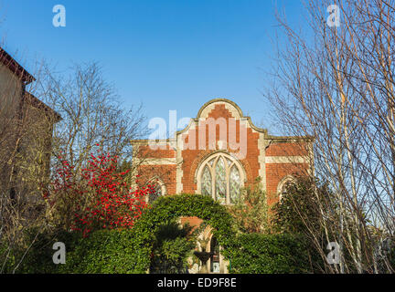 Vorderansicht der Alten Kirche Haus, in einem historischen Gebäude in interessanten lokalen architektonischen Stil in der High Street, West Stockbridge, Hampshire, Großbritannien Stockfoto