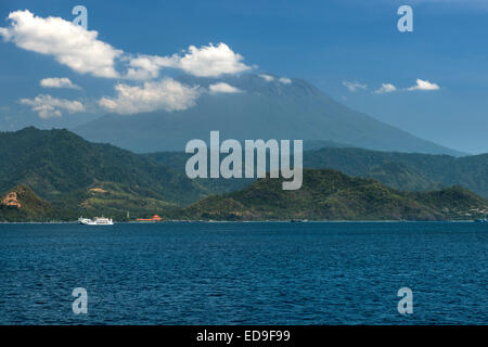 Mount Agung (3142m) und die Küste in der Nähe von Padang Bai auf der südöstlichen Küste von Bali, Indonesien. Stockfoto