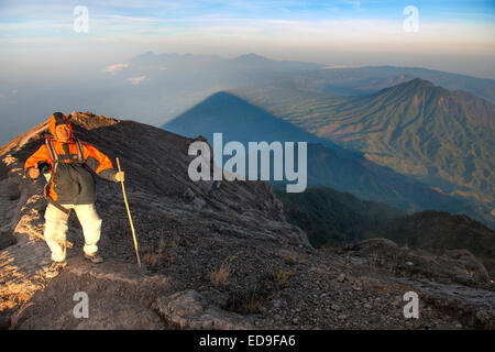 Balinesischer Führer auf dem Weg zum Gipfel des Gunung Agung (3142m), der höchste Vulkan auf der Insel Bali, Indonesien. Stockfoto