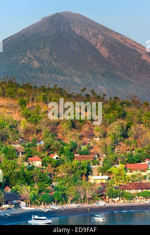 Blick auf Mount Agung (3142) und Jemulek Strand und Weiler in der Nähe von Amed auf der nordöstlichen Küste von Bali, Indonesien. Stockfoto
