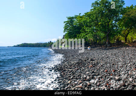 Der felsige Strand von Tulamben in der Nähe von Amed an der nordöstlichen Küste von Bali, Indonesien. Stockfoto