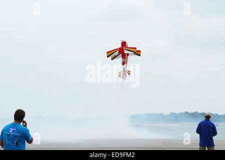 Hängen den Propeller. Ultimative 10-300 Modell Radio Steuern Flugzeug. BI-Flugzeug. Mitreißenden Karneval, Springfield Beckley Luft Stockfoto