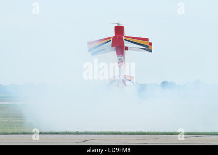 Hängen den Propeller. Ultimative 10-300 Modell Radio Steuern Flugzeug. BI-Flugzeug. Mitreißenden Karneval, Springfield Beckley Luft Stockfoto