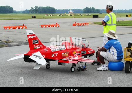 Jet-Flugzeug, ferngesteuerte Modell. Wird angeheizt und in Rechnung gestellt. Barnstorming Karneval, Springfield Beckley Flughafen., Springfield Stockfoto