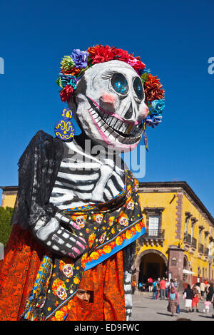 Eine Pappmaché Riesen LA CALAVERA CATRINA oder elegante Schädel, das Symbol des DAY OF THE DEAD - SAN MIGUEL DE ALLENDE, Mexiko Stockfoto