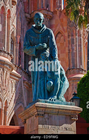 Statue von Saint Miguel Hidalgo vor der PARROQUIA, die größte katholische Kathedrale in SAN MIGUEL DE ALLENDE, Mexiko Stockfoto