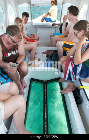 Glasboden-Boot mit Touristen vor der Küste von den Gili-Inseln in Indonesien. Stockfoto