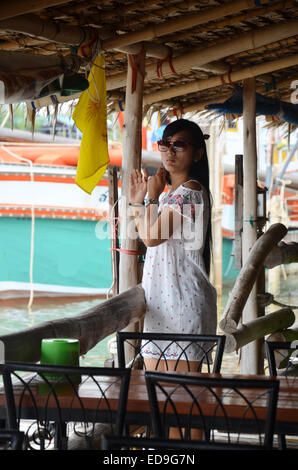 Thai Frau warten Essen im Bang Khun Thian Restaurant in Bangkok Thailand. Stockfoto