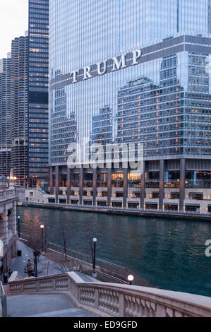 Chicago, USA.  2. Januar 2015.  Auf Donald Trumps "Trump International Hotel and Tower" sehen die umstrittenen Zeichen buchstabieren des New York-Entwicklers Nachname in Briefen 20 Fuß hoch.  Chicago Bürgermeister, Rahm Emanuel, will keine Wiederholungen zu stoppen, durch die Regulierung der Größe, Platzierung und Materialien von Hochhaus Zeichen Chicagos Innenstadt Ufer entlang.  Solche Regelungen vor Trump erhielt Erlaubnis für seine Zeichen gewesen wäre, hätte seine Größe 550 qm statt 2.891 qm, das erlaubt war.  Bildnachweis: Stephen Chung/Alamy Live-Nachrichten Stockfoto