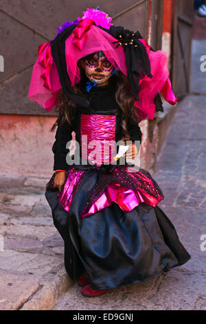 Ein junges Mädchen, gekleidet wie LA CALAVERA CATRINA oder elegante Schädel, das Symbol für den Tag der Toten - GUANAUATO, Mexiko Stockfoto