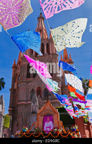 Ein ALTAR mit der Sängerin TEHUA oder MARIA DEL ROSARIO Streifen GRACIELO TREJO im JARDIN des DEADc 2014 - SAN MIGUE tagsüber Stockfoto