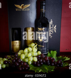 Australische Premium Export Qualitätswein mit Flaschen von Wolf Blass Gold und schwarz Etikett Wein auf dunkelroten Hintergrund Holz Stockfoto