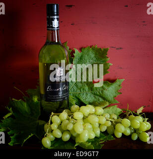 Australische Export Qualität Spitzenweine mit Flaschen Henschke rot und Weißwein auf dunkelroten Hintergrund Holz Stockfoto