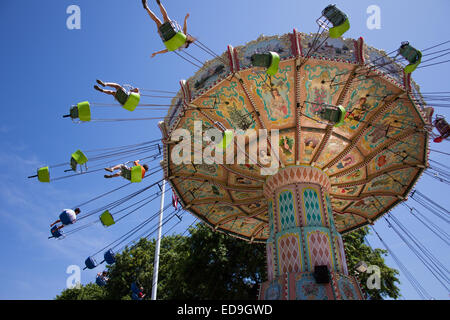 Hohen Flugspaß auf dem Karussell fahren im Freizeitpark. Stockfoto