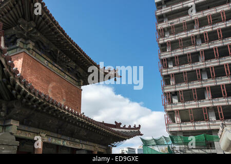 Die alte und die neue, Choijin Lama-Tempel neben Skycraper, Ulan Bator, Mongolei Stockfoto