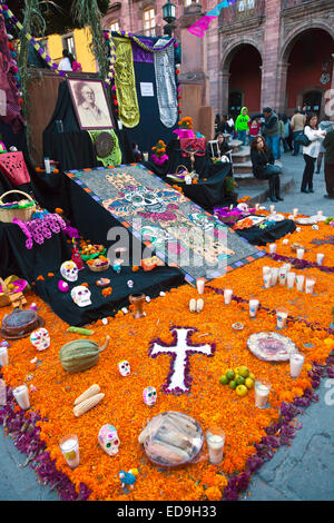 Ein ALTAR eingerichtet im JARDIN, lieben zu Ehren, während der Tag der Toten - SAN MIGUEL DE ALLENDE, Mexiko gestorben Stockfoto