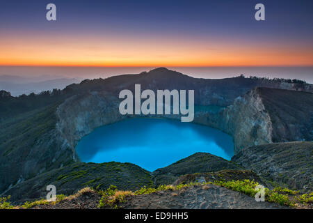 Dawn Blick auf Tiwu Ko'o Fai Nuwa Muri, einer der drei Kraterseen auf dem Gipfel des Mount Kelimutu auf der Insel Flores, Indonesien. Stockfoto