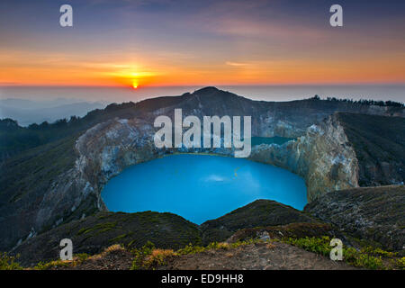 Sonnenaufgang über dem Tiwu Ko'o Fai Nuwa Muri, einer der drei Kraterseen auf dem Gipfel des Mount Kelimutu auf der Insel Flores, Indonesien. Stockfoto