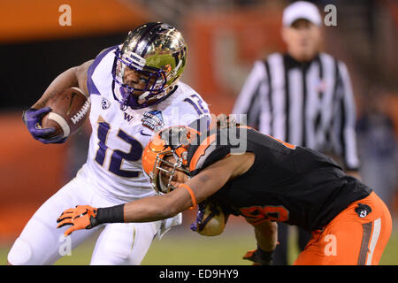 Tempe, Arizona, USA. 2. Januar 2015. ; Tempe, AZ, USA; Oklahoma State Cowboys Cornerback Ramon Richards (18) befasst sich mit Washington Huskies Runningback Dwayne Washington (12) während der 2015 Kaktus Bowl im Sun Devil Stadium. Joe Camporeale/Cal-Sport-Medien-Credit: Cal Sport Media/Alamy Live-Nachrichten Stockfoto