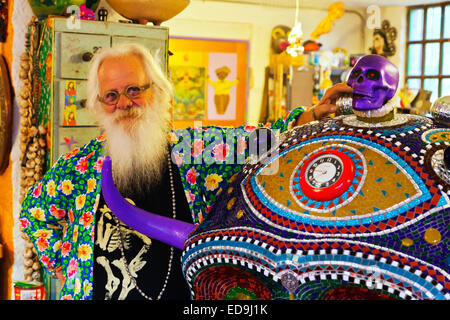 Künstler ANADO MCLAUCHLIN in seinem Atelier im LA CASA DE LAS RANAS und die Kapelle von JIMMY RAY - SAN MIGUEL DE ALLENDE, Mexiko Stockfoto