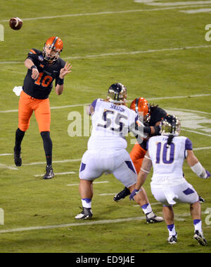 Tempe, Arizona, USA. 2. Januar 2015. ; Tempe, AZ, USA; Oklahoma State Cowboys Quarterback Mason Rudolph (10) wirft einen Pass gegen die Washington Huskies während der 2015 Kaktus Bowl im Sun Devil Stadium. Joe Camporeale/Cal-Sport-Medien-Credit: Cal Sport Media/Alamy Live-Nachrichten Stockfoto