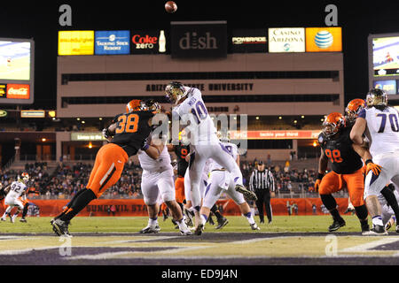 Tempe, Arizona, USA. 2. Januar 2015. ; Tempe, AZ, USA; Washington Huskies Quarterback Cyler Miles (10) wirft einen Pass gegen die Oklahoma State Cowboys während der 2015 Kaktus Bowl im Sun Devil Stadium. Joe Camporeale/Cal-Sport-Medien-Credit: Cal Sport Media/Alamy Live-Nachrichten Stockfoto