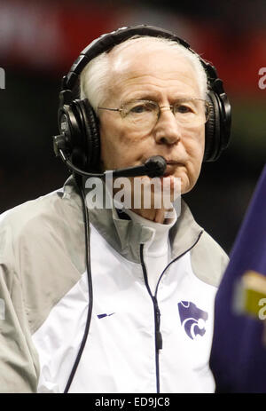 San Antonio, Texas, USA. 2. Januar 2015. 2. Januar 2015: Kansas State Wildcats Cheftrainer Bill Snyder auf in der ersten Hälfte des Spiels in der 22. jährlichen Valero Alamo Bowl zwischen Kansas State Wildcats und die UCLA Bruins an der Alamodome auf Freitag, 2. Januar 2015 in San Antonio, T.X. Kredit blickt: Cal Sport Media/Alamy Live News Stockfoto