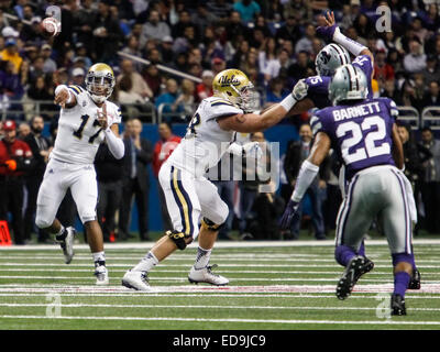 San Antonio, Texas, USA. 2. Januar 2015. Bruins Quarterback Brett Hundley (17) feuert einen Pass während der ersten Hälfte des Spiels in der 22. jährlichen Valero Alamo Bowl zwischen Kansas State Wildcats und die UCLA Bruins an der Alamodome auf Freitag, 2. Januar 2015 in San Antonio, T.X. Kredit: Cal Sport Media/Alamy Live News Stockfoto