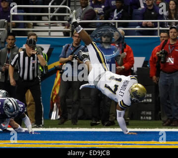 San Antonio, Texas, USA. 2. Januar 2015. Bruins quarterback Brett Hundley (17) steigt in der Endzone zu den spielen erste während der ersten Hälfte des Spiels in der 22. jährlichen Valero Alamo Bowl zwischen Kansas State Wildcats und die UCLA Bruins an der Alamodome auf Freitag, 2. Januar 2015 in San Antonio, T.X. Kredit Touchdown: Cal Sport Media/Alamy Live News Stockfoto