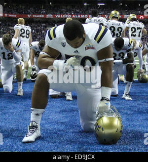 San Antonio, Texas, USA. 2. Januar 2015. Bruins defensive Lineman Kevin McReynolds (50) nahm einen Moment Pause vor dem Kick-off in der 22. jährlichen Valero Alamo Bowl zwischen Kansas State Wildcats und die UCLA Bruins an der Alamodome auf Freitag, 2. Januar 2015 in San Antonio, T.X. Kredit: Cal Sport Media/Alamy Live News Stockfoto