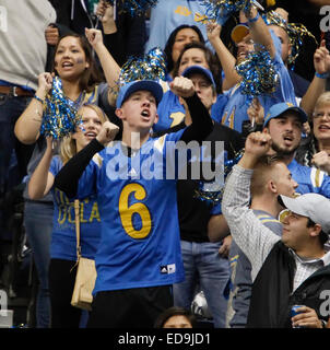 San Antonio, Texas, USA. 2. Januar 2015. Fans feiern die Bruins 40-35-Sieg in der 22. jährlichen Valero Alamo Bowl zwischen Kansas State Wildcats und die UCLA Bruins an der Alamodome auf Freitag, 2. Januar 2015 in San Antonio, T.X. UCLA besiegte Kansas State 40-35. Bildnachweis: Cal Sport Media/Alamy Live-Nachrichten Stockfoto