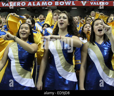 San Antonio, Texas, USA. 2. Januar 2015. 2. Januar 2015: Mitglieder der UCLA Band vertreiben sich die Zeit auf der Tribüne jubeln vor der ersten Hälfte des Spiels in der 22. jährlichen Valero Alamo Bowl zwischen Kansas State Wildcats und die UCLA Bruins an der Alamodome auf Freitag, 2. Januar 2015 in San Antonio, T.X. Kredit: Cal Sport Media/Alamy Live News Stockfoto